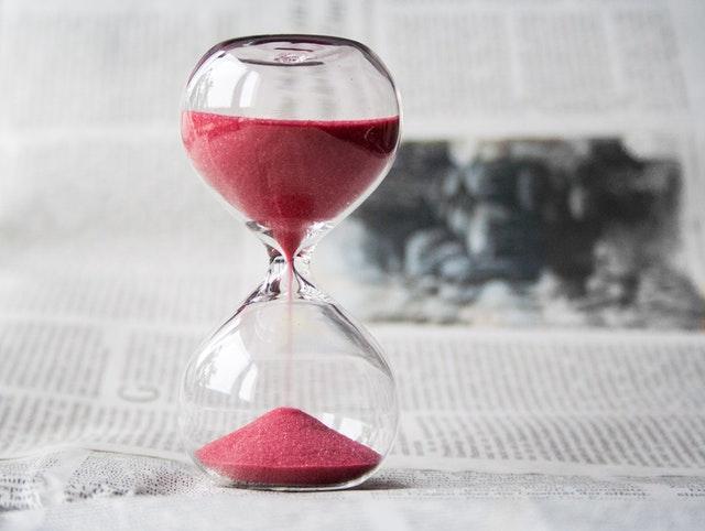 create a daily reading habit: red sand timer